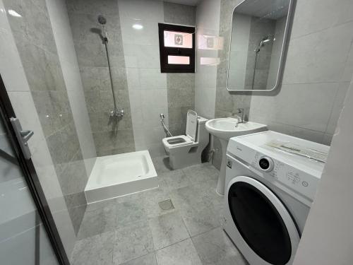 Un baño de Khalidiya Studio