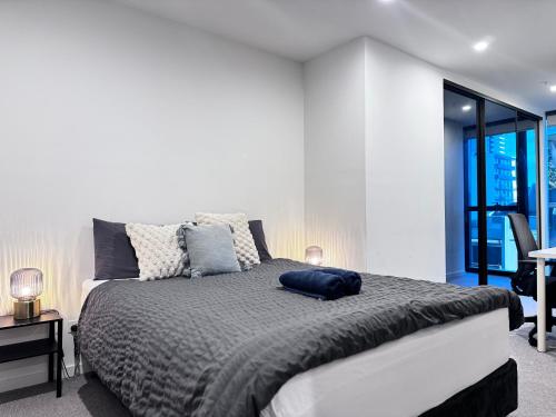 a bedroom with a bed with a blue bag on it at 2bedroom city central appletv Homepod pool sauna in Melbourne