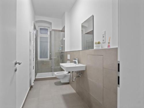 Neueröffnung - Haus Ysenburg - Wohnungen in zentraler Lage في كاسيل: حمام أبيض مع حوض ومرحاض