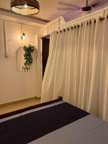 Postel nebo postele na pokoji v ubytování SurfN Tides by BHoomiKA