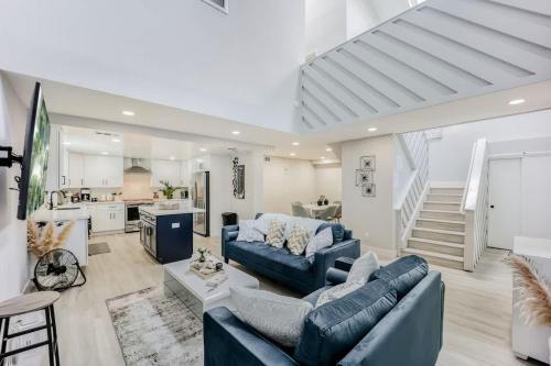 Χώρος καθιστικού στο 493- Grandeur Family Home AC & Patio near Meta & Stanford