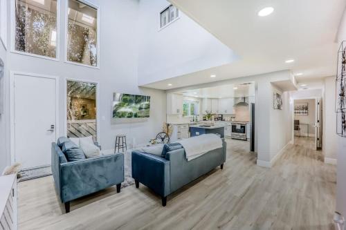 Χώρος καθιστικού στο 493- Grandeur Family Home AC & Patio near Meta & Stanford