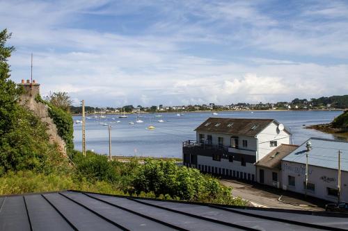 Blick auf einen Hafen mit Booten im Wasser in der Unterkunft Jolie maison neuve PMR au port de l'Aberwrac'h in Landéda