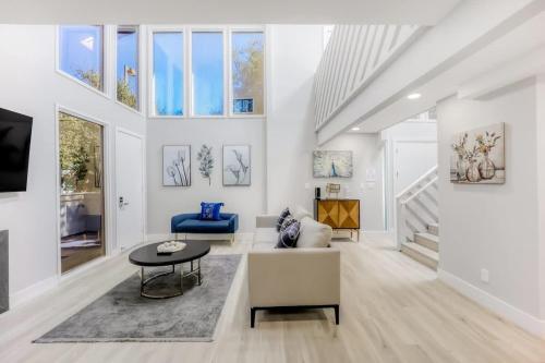 Χώρος καθιστικού στο 497-Upscale Family Home w AC & Patio near Meta & Stanford