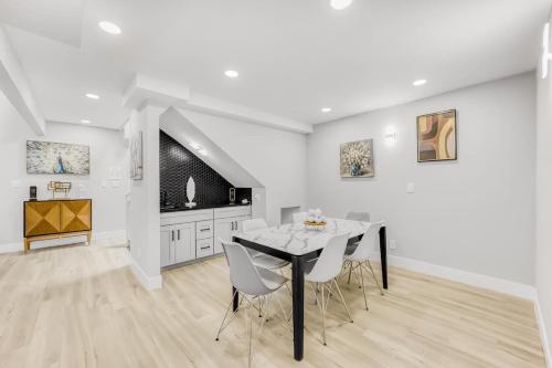 Μια τηλεόραση ή/και κέντρο ψυχαγωγίας στο 497-Upscale Family Home w AC & Patio near Meta & Stanford