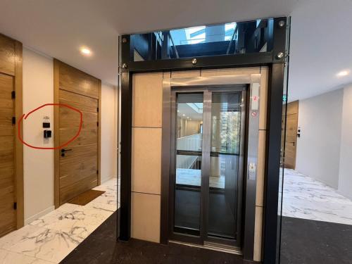 Ένα μπάνιο στο Sunny apartment with a balcony by the sea