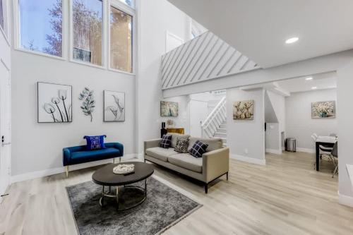 Χώρος καθιστικού στο 2 Luxury Townhouses near Meta & Stanford - 493 & 497