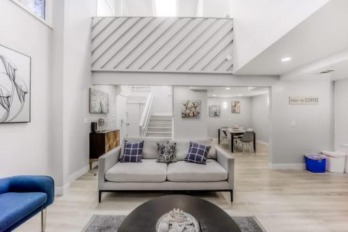 Χώρος καθιστικού στο 2 Luxury Townhouses near Meta & Stanford - 493 & 497