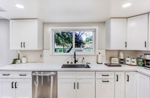 Η κουζίνα ή μικρή κουζίνα στο 4 Luxury Townhouses in Private Lot near Meta & Stanford