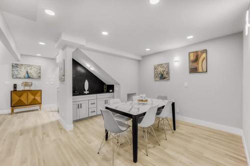 Μια τηλεόραση ή/και κέντρο ψυχαγωγίας στο 4 Luxury Townhouses in Private Lot near Meta & Stanford