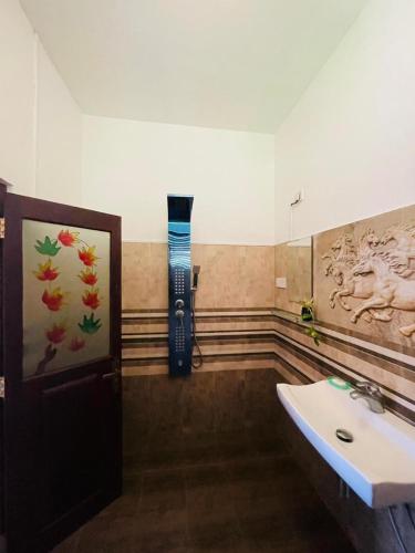 a room with a bathroom with a sink at Suzzi Villa in Weligama