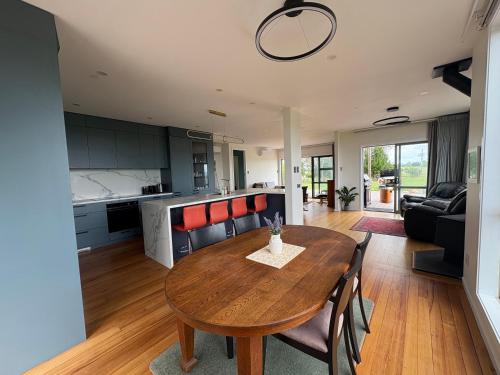 O bucătărie sau chicinetă la Shire Peak Farm Near Hobbiton Stunning Views