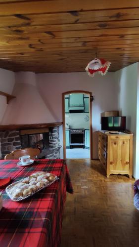 法尔西德Mansarda dell'orso的带一张大床和一个壁炉的卧室