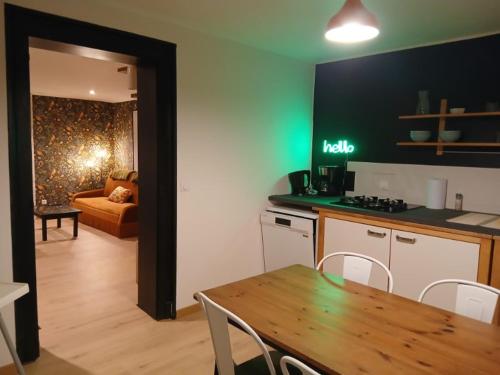 洛什Ma Maison Vigneronne的厨房以及带桌子和沙发的用餐室。