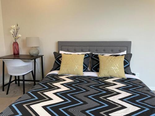 Ένα ή περισσότερα κρεβάτια σε δωμάτιο στο Luxury-Stunning views-Modern Private Kitchen and Bath