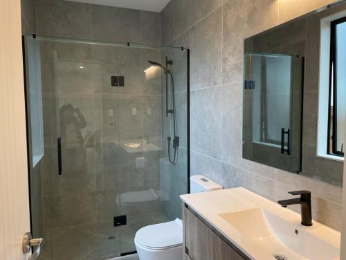 Ένα μπάνιο στο Luxury-Stunning views-Modern Private Kitchen and Bath