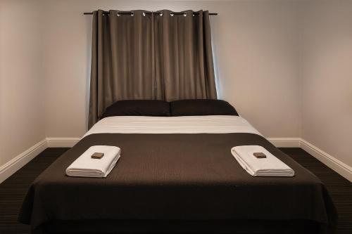 CollieThe Colliefields Hotel的一张铺着两条毛巾的床