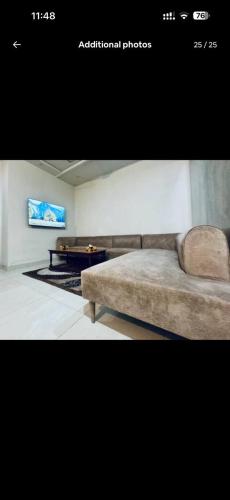 een woonkamer met een bank en een pooltafel bij Gill house in Multan