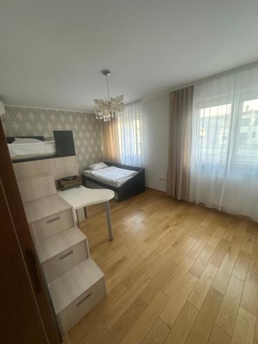 - une chambre avec un lit et une table dans l'établissement Ilidza Suite, à Sarajevo