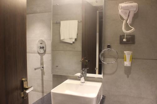 Ένα μπάνιο στο Hotel Crown Plaza