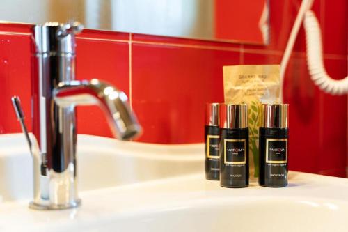 达瓦拉维Paramount Safari Cottage的浴室洗手台上放着两瓶口红。