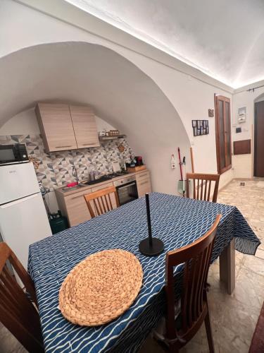 Una pizza sobre una mesa en una cocina. en Apulian Dream, en Peschici