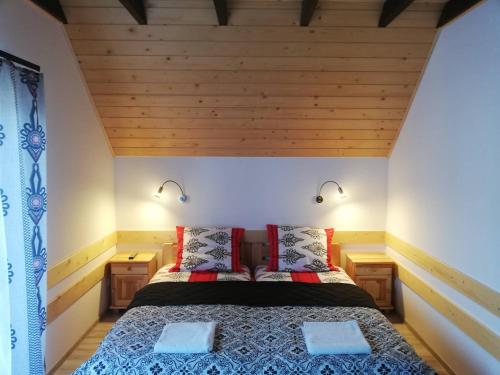 เตียงในห้องที่ Alpejska Chata