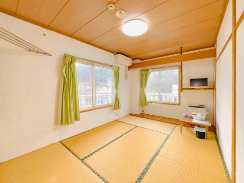 Μια τηλεόραση ή/και κέντρο ψυχαγωγίας στο SnowHouse Memorie Hotel-汤泽石打丸山-Ski in Ski Out