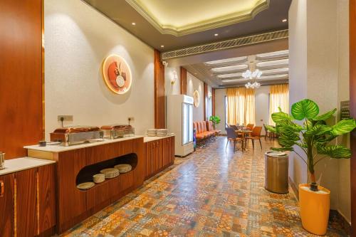 uma cozinha com um balcão e uma sala de jantar em Hotel Marrion em Amritsar