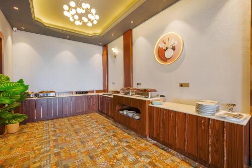 uma grande cozinha com um balcão num quarto em Hotel Marrion em Amritsar