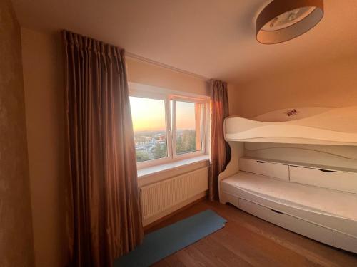 Ένα ή περισσότερα κρεβάτια σε δωμάτιο στο Naujos statybos trijų kambarių butas Dragūnų gatvėje