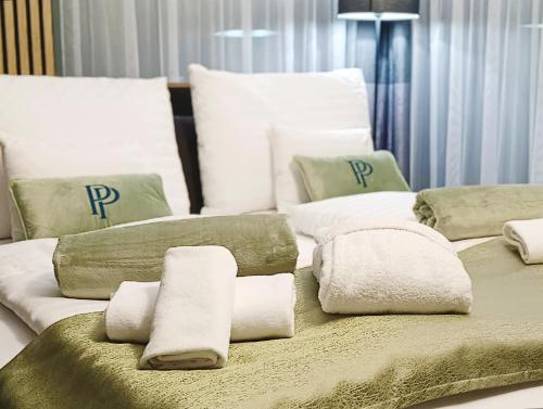 Zimmer mit 2 Betten, Handtüchern und Kissen in der Unterkunft Premium Penthouse in Keszthely