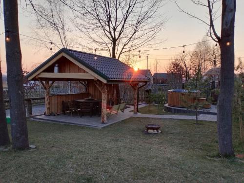 Folwark Kuźniaki-Agroturystyka i Konie, Gorąca Bania في Strawczyn: شرفة مع طاولة في الفناء