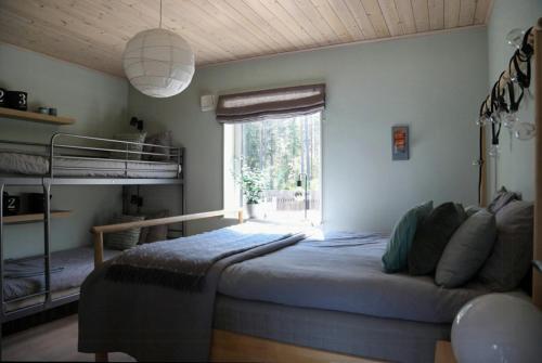 埃克舍Lake Cottage With Sunsets Over Försjön的一间卧室，配有一张床和一张双层床