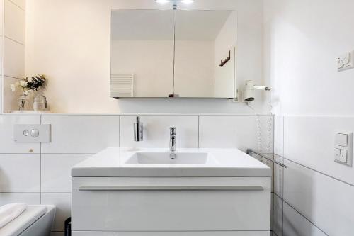 赫汀恩Markgraf Apartments Haus 5的带水槽和马桶的白色浴室