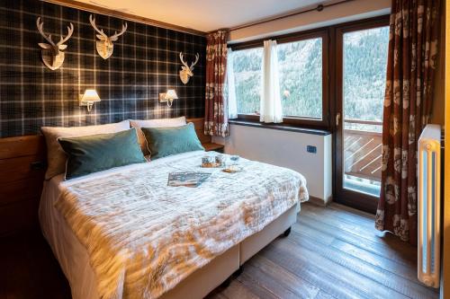 a bedroom with a bed and a large window at Residence Cour Maison in Pré-Saint-Didier