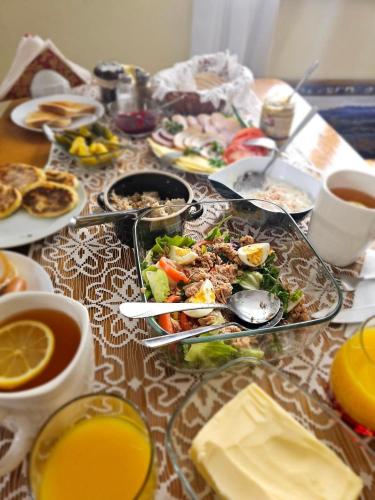 - une table avec un buffet de nourriture et de boissons dans l'établissement Pokoje Widok Szlembark, à Szlembark