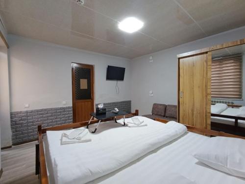 Ένα ή περισσότερα κρεβάτια σε δωμάτιο στο Caravan Hostel