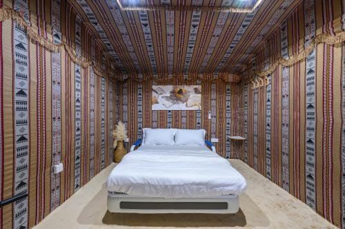 八田Subla Camp的一间带床的卧室，位于一间带木墙的房间里