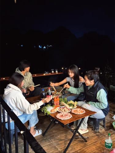 Επισκέπτες που μένουν στο บ้านสวนผาหมี