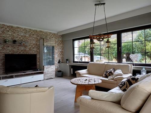 Khu vực ghế ngồi tại Eifelruhe 2 in Schleiden - inklusive Garage, großer Terrasse und 3 Schlafzimmer - ideal für Familien und Freunde - Hunde freundlich