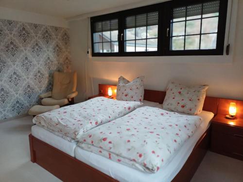 Un dormitorio con una cama grande con flores. en ZusammenZeit in Schleiden - inklusive Garage, großer Terrasse und 4 Schlafzimmer - ideal für Familien und Freunde - Hunde freundlich, en Niederdorla