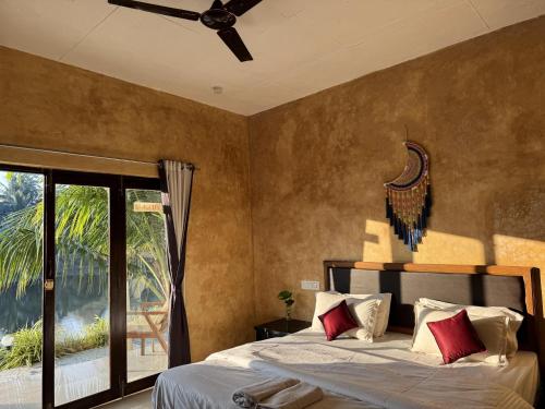 En eller flere senge i et værelse på Travo Tales Goa