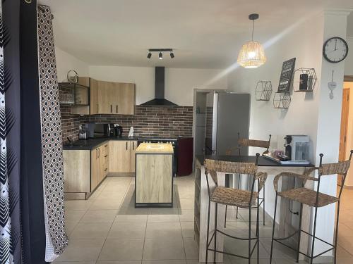 Η κουζίνα ή μικρή κουζίνα στο Villa dans le Gard située entre Nîmes, Alès et Uzès avec piscine et spa jacuzzi