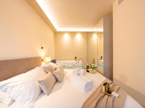 Ένα ή περισσότερα κρεβάτια σε δωμάτιο στο Jacuzzi Luxury Suite Iseo Elegant Apartment with Balcony Central Iseo