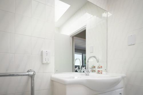 Ένα μπάνιο στο Sunset Apartment - 7th Floor Double Tree - Hilton