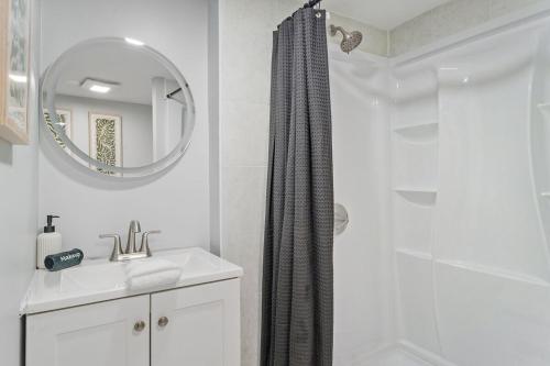 Near Ithaca! Hot Tub! LRG Home! Sleeps 10 Dogs ok! في Newfield: حمام مع دش ومغسلة ومرآة