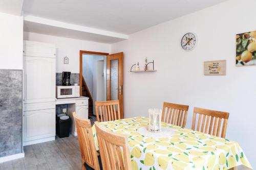 a kitchen and dining room with a table and chairs at Ferienwohnung Alte Scheune in Westerburg