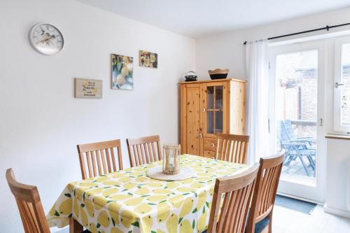 a dining room with a table and chairs and a kitchen at Ferienwohnung Alte Scheune in Westerburg
