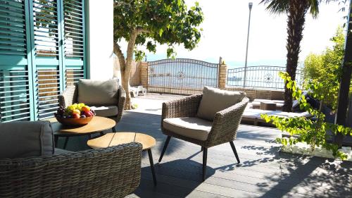 Beach House Ana في سوكوشان: فناء مع كراسي وطاولات على شرفة